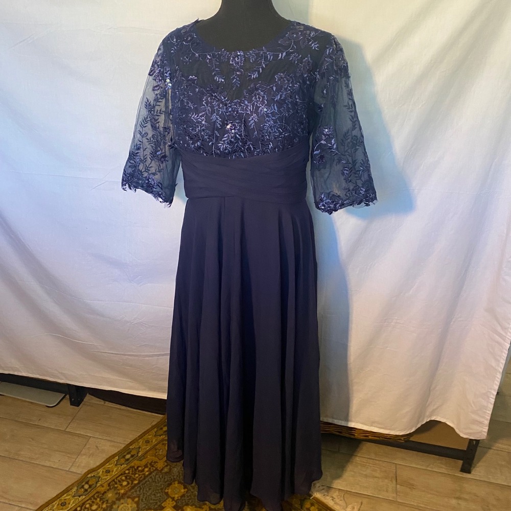 Elegant Navy Blue Lace Evening Gown